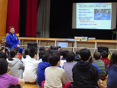 東京都港区東町小学校を訪問する石原選手