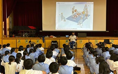 神奈川県大和市立つきみ野中学校での体験授業の様子